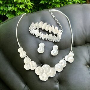 Frida fehér színű bizsu tűzzománc nyaklánc szett