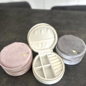 Angéla fehér színű mini ékszertartó doboz