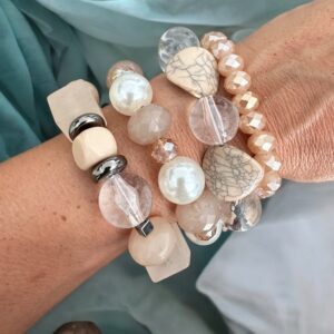 Szamanta bézs színű bizsu karkötő szett