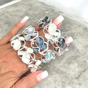 Kara fehér színű tűzzománc bizsu karkötő