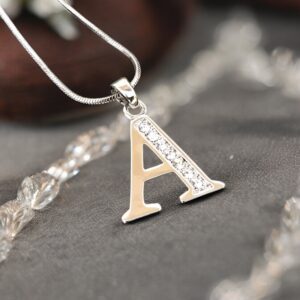 Különleges Betű nyaklánc kristály kövekkel A