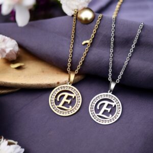 Kara ezüst színű nemesacél E betűs nyaklánc