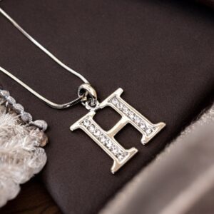 Különleges Betű nyaklánc kristály kövekkel H