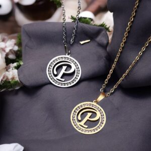 Kara ezüst színű nemesacél P betűs nyaklánc