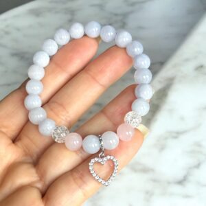 Afrodité kék színű ásvány karkötő szív charmmal