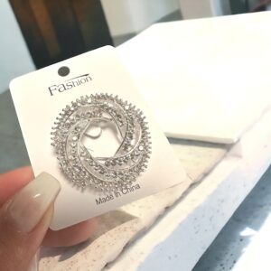 Tina ezüst színű kitűző