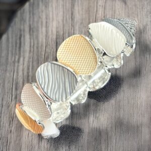 Dia bézs színű bizsu tűzzománc karkötő