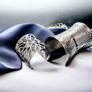 Elena (jobb oldali) ezüst színű gladiátor merev bizsu karkötő