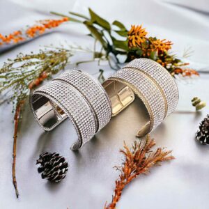 Milla ezüst színű köves merev bizsu karkötő