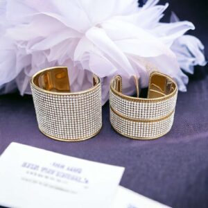 Nilla (bal oldali) arany színű köves merev bizsu karkötő