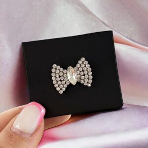 Bella ezüst színű kitűző