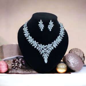 Nella VIRÁG ezüst színű gyönyörű bizsu alkalmi kristály nyaklánc szett