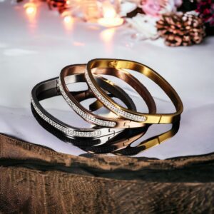 Nemesacél ARANY színű 2 soros kristályköves merev karkötő