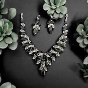 Nina fekete színű gyönyörű bizsu alkalmi kristály nyaklánc szett