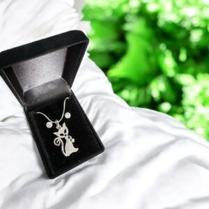 Cica ezüst színű bizsu nyaklánc szett