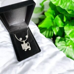 Cica ezüst színű bizsu nyaklánc szett