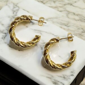 Nora arany színű 2 cm csavart nemesacél félkarika fülbevaló