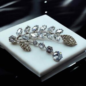 Lizzie ezüst színű kitűző