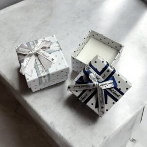 Pöttyös ajándék doboz