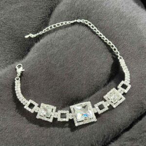 Cintia ezüst színű bizsu alkalmi karkötő