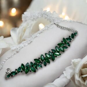 Nilla méregzöld színű kristály köves alkalmi bizsu karkötő