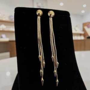 Chloé arany színű hosszú lógós bizsu fülbevaló